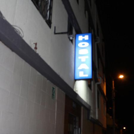 Julius Hostal, Desde Las 14 Horas Hasta 12 Del Mediodia Quito Buitenkant foto