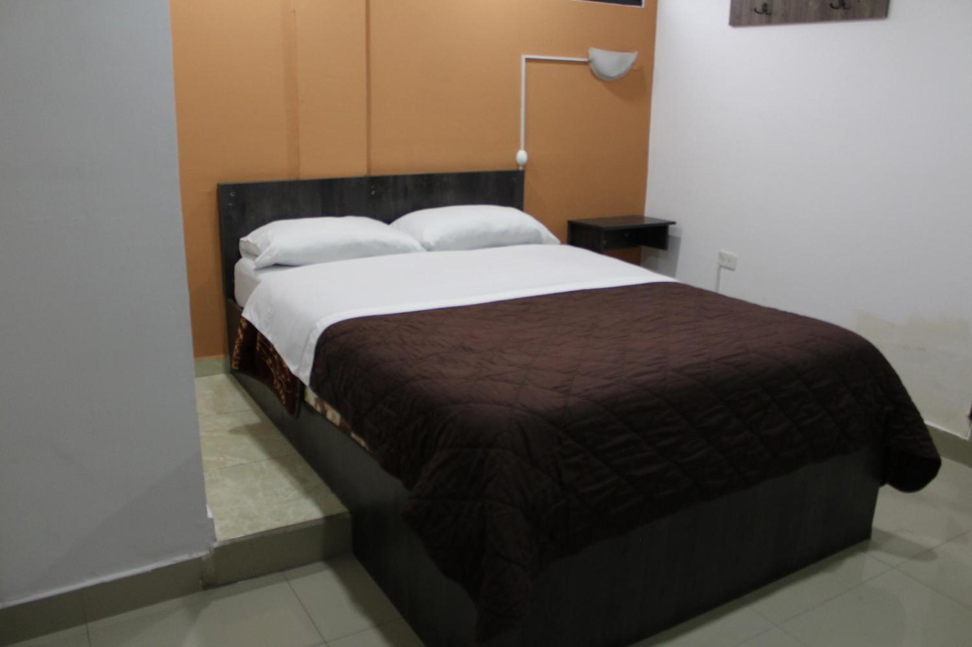 Julius Hostal, Desde Las 14 Horas Hasta 12 Del Mediodia Quito Buitenkant foto