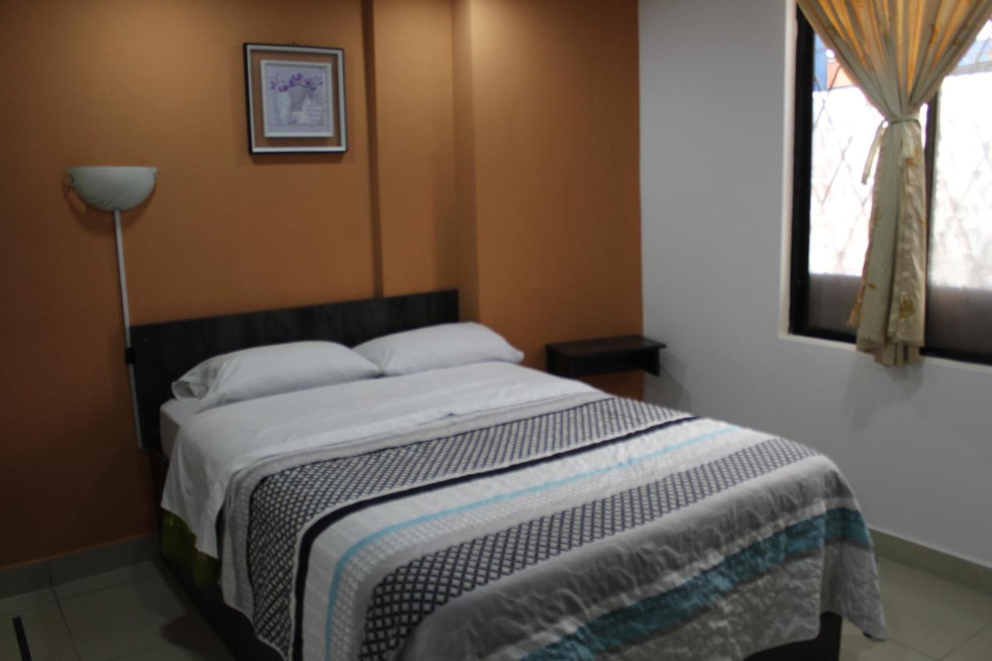 Julius Hostal, Desde Las 14 Horas Hasta 12 Del Mediodia Quito Buitenkant foto